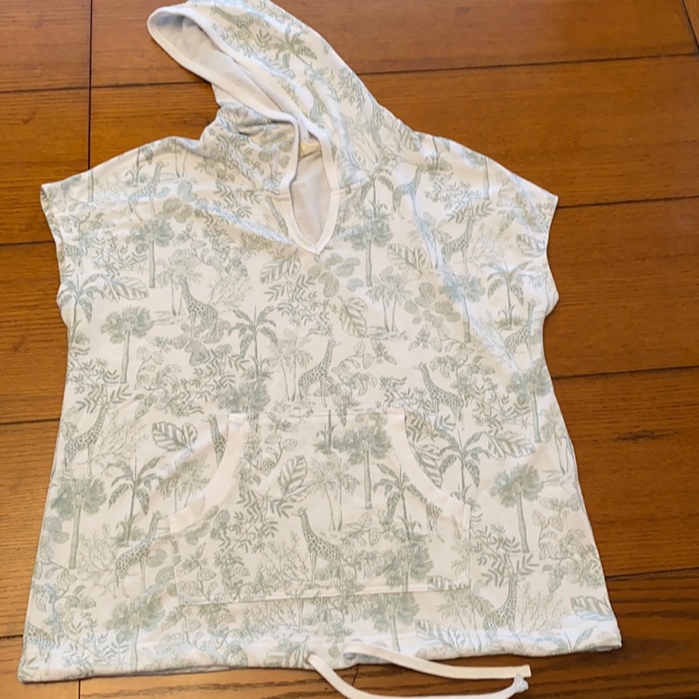 Short sleeve. Hooded top